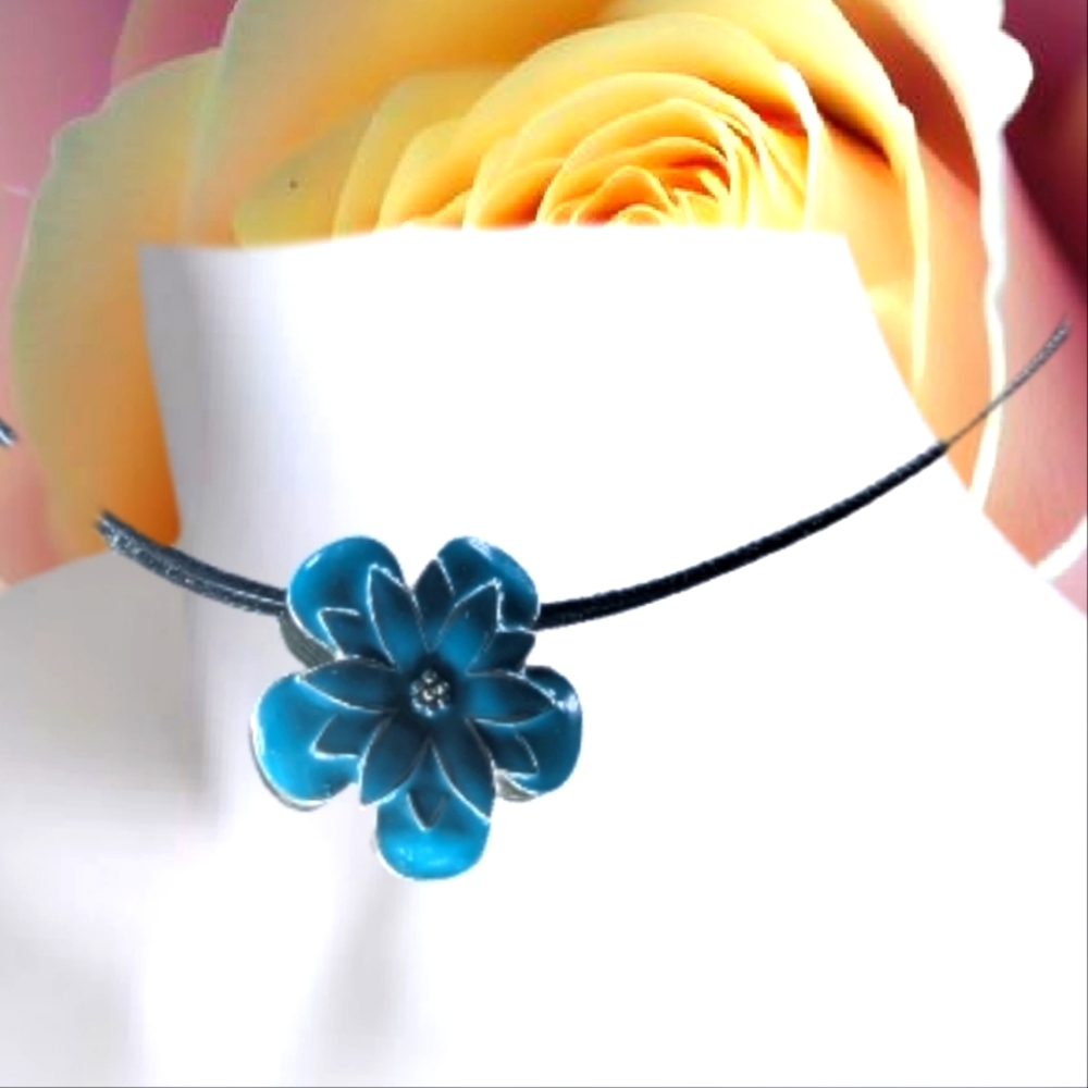 Elegant Blue Floral Pendant Necklace